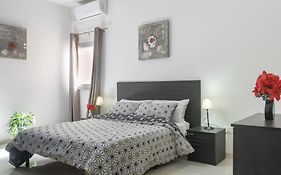Modern Apt. Close To The Square
